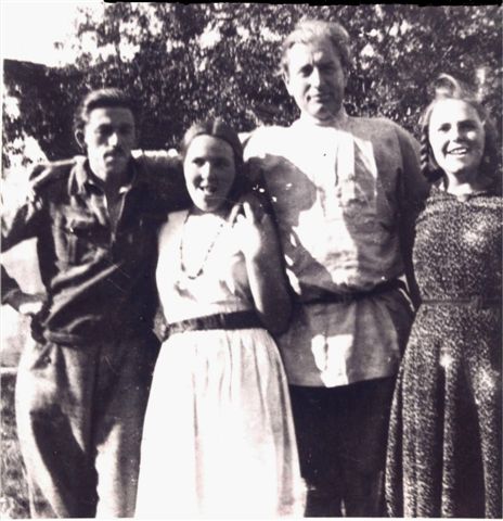 In der Siedlung Grnhorst bei Berlin um 1933. Von links: Henri Joseph, Gertrud Grser, Max Schulze-Slde, Heidi Grser.