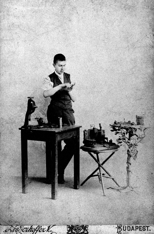 Der Preistrger der Weltausstellung in Budapest von 1896. Im Bild links seine prmierte Schnitzarbeit, rechts sein Gesellenstck, ein geschmiedetes Rauchtischchen.