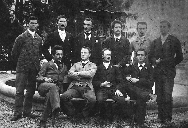 Albert Einstein, ganz links sitzend, als Abiturient in Aarau. In die Aarauer Familie Winteler war er durch Vermittlung eines väterlichen Freundes und Förderers aufgenommen worden: den Zürcher Kaufmann und Sozialreformer Gustav Maier
